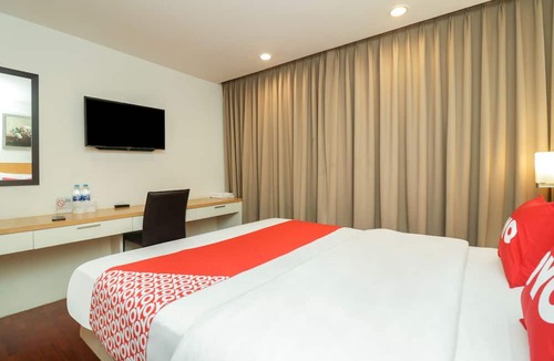 Si Phraya Hotel | OYO 225 Premier Place Hotel