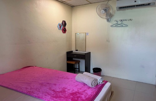 Chana Songkhram Hotel | The House Hostel