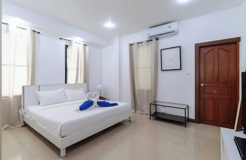 Cherngtalay Villa | 3BR Pool Villa Near Boat Avenue V303