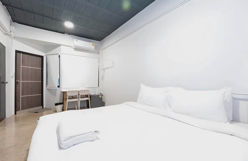 Nana Hotel | Yellow Place Sukhumvit Soi 2