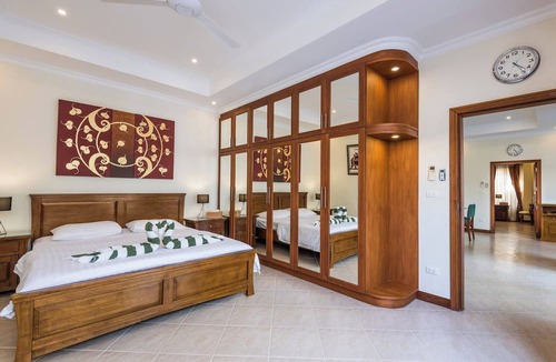 Jomtien Villa | Luxury 3BR Pool Villa Pratamnak Soi5 - 50m to Beach