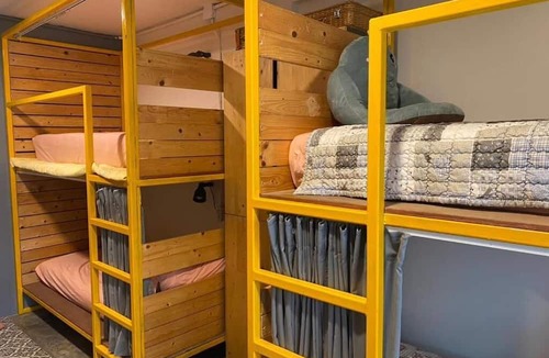 Pom Prap Hotel | The Space Hometel - Women Only