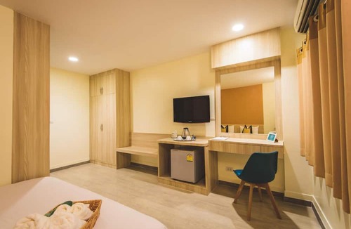 Pom Prap Sattru Phai Hotel | New Suanmali Hotel