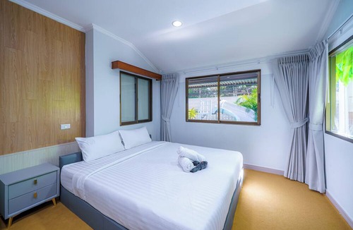 Central Pattaya Villa | Cozy gray garden