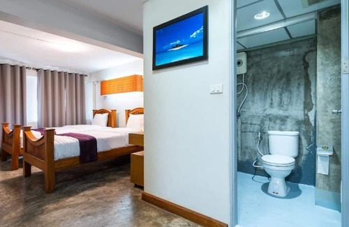 Chana Songkhram Hotel | GO INN Khaosan