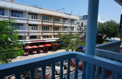Cha-am House | Dee-Lek Guesthouse and Restaurant