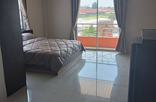 Nong Prue Hotel | Cafe Nana Hotel & Bar