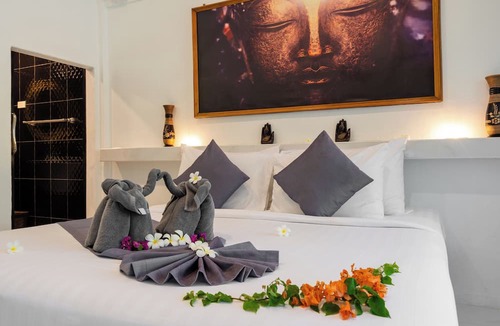 Koh Lan Ski Chalet | Bungalow - Sleeps 2 - Terrace - Beach Close