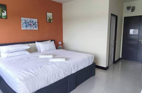 Ban Bang Saen Hotel | TPR51 Room Service