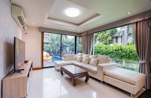 Central Pattaya Villa | Natcha Pool Villa by Warin