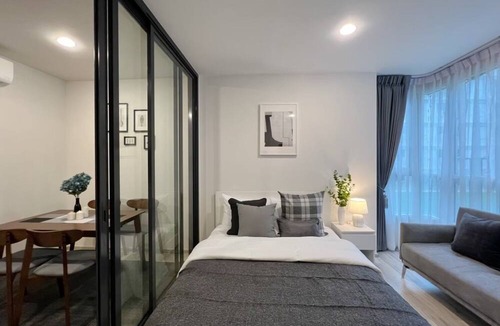 Ratchadaphisek Apartment | Luxury & comfort, less than 3 minutes walk to MRT.