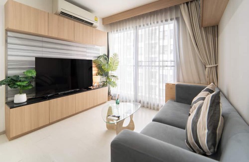 Khlong Toei Apartment | Modern 2BR Thong Lo BTS with Pool, Gym Sauna