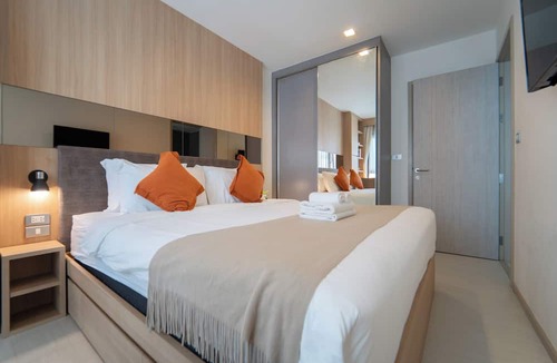Khlong Toei Apartment | Modern 2BR Thong Lo BTS with Pool, Gym Sauna