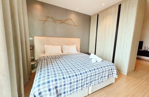 Phra Khanong Nuea Apartment | Infinity Pool/Sky Bar/City View/1 min walk to BTS/W District/Family Friendly