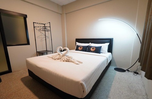 Samsen Nok House | Elegant Standard Double | Heart of Huaikwang
