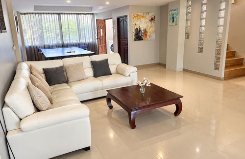 Kathu House | Golf view, pool villa. 5 Bed/Bath. 7 kms to Patong. Peaceful & private
