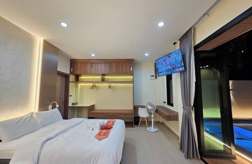 Pratumnak Hill Villa | Majestic Seaside Pool Villa