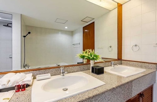 Asoke Apartment | Spacious 4-bedroom Penthouse.8 min to BTS. Next to Emsphere. Elevator+Wheelchair