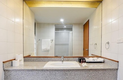 Asoke Apartment | Spacious 4-bedroom Penthouse.8 min to BTS. Next to Emsphere. Elevator+Wheelchair