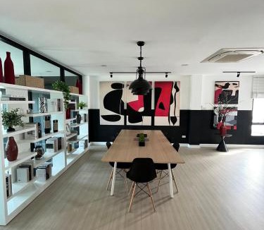 Saphan Sung Hostel | The Eiffel Cafe and Hotel
