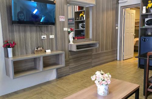 Pom Prap Sattru Phai Hostel | Victory Place