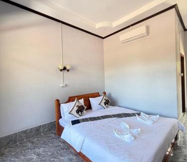Nong Khiaw Hotel | Rain forest river view house