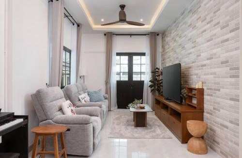 Chang Phueak House | The Peaceful Pool Villa l 4BR 5 Min to Nimman