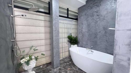 Sattahip House | The Grand House Poolvilla บ้านพักสัตหีบ