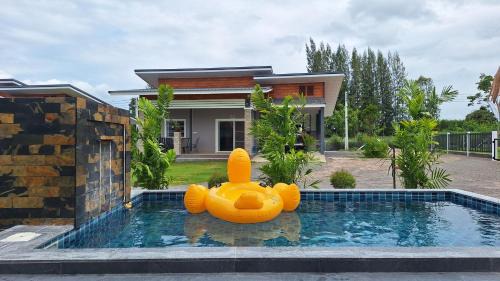 Suan Phueng House | บ้านน้ำผึ้งโฮมสเตย์ Pool & Garden