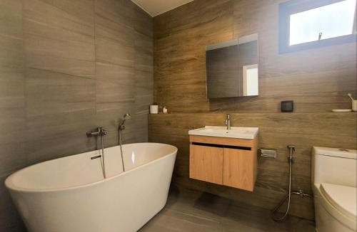 Ban Waen Villa | AURA STAY-Cozy Pool Villa Walk to Kad Farang