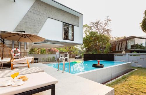 Chang Phueak Villa | C2 Cosmic Central Pool Villa for 10, Daily Maid, Billiards, Near Nimman