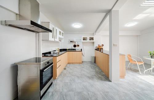 Thonglor House | Jasmine Villa - Suite & Balcony- BTS Thonglor