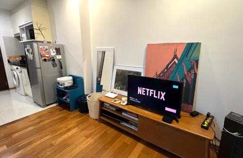 Chatuchak Apartment | Your Cozy Home Away From Home Steps to BTS & Mall w Netflix