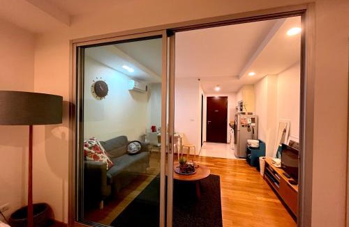 Chatuchak Apartment | Your Cozy Home Away From Home Steps to BTS & Mall w Netflix