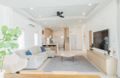 Ban Saiyuan Villa | Villa Valora 5BR Sea Views Rawai