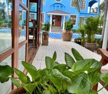 Thani Hotel | โรงแรมบ้านจอร์จ Baan Georges Hotel