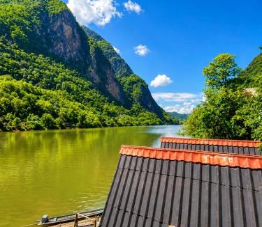 Nong Khiaw House | Views Backpackers Hostel