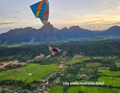 Vang Vieng Hotel | city state with riverside hotle