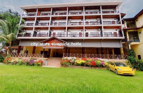 Vang Vieng Hotel | city state with riverside hotle