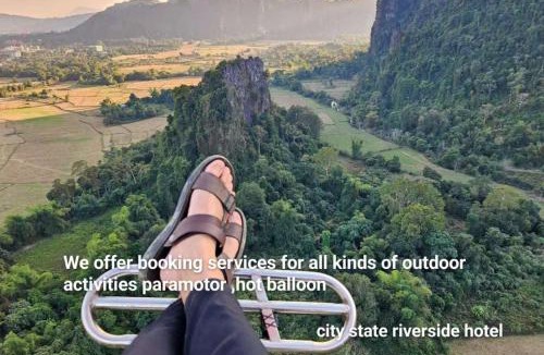 Vang Vieng Hotel | city state with riverside hotle