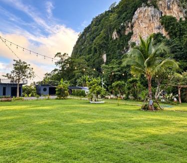 Lan Sak House | นกฮูกโฮมสเตย์ หุบป่าตาด