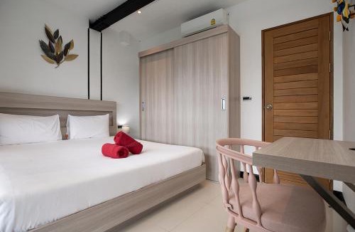 Ban Saiyuan Villa | Sleek 4BR Skyline Oasis Sunset Garden 5 Pool Villa with Private Salt Pool near Nai Harn