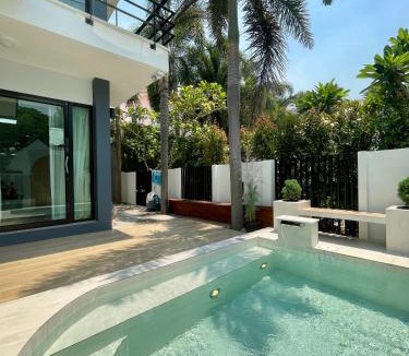 Kamphaeng Phet Apartment | Private pool villa