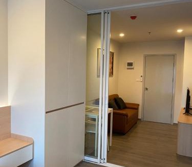 Talat Phlu Apartment | King bed and Pool