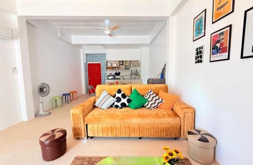 Hat Yai House | Summerset Hatyai, Colorful 4BR Villa for 18 Pax, Near Street Food
