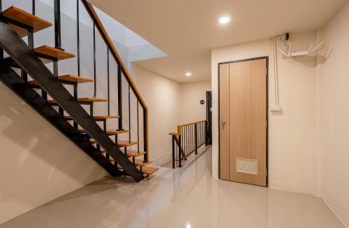 Sathorn House | Modern 4BR 2-Bath House Rooftop City View Sathorn 12-min walk to BTS