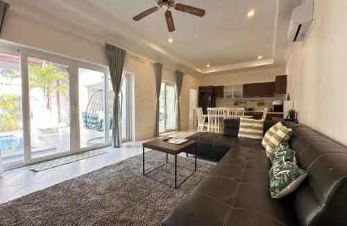Pratumnak Hill Villa | Majestic Residence Pool Villa Private Beach