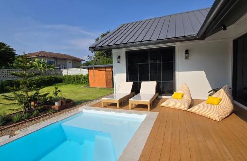 Phra Khanong Villa | DRIZZLE pool and pillows