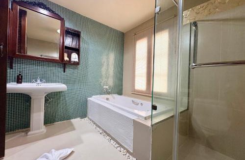 Wat Ket Hotel | Shewe Wana Suite Resort