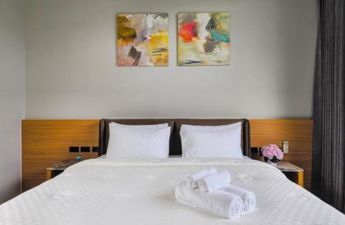 Chalong Villa | Modern Luxury 4BR Pool Villa by the Sea E2